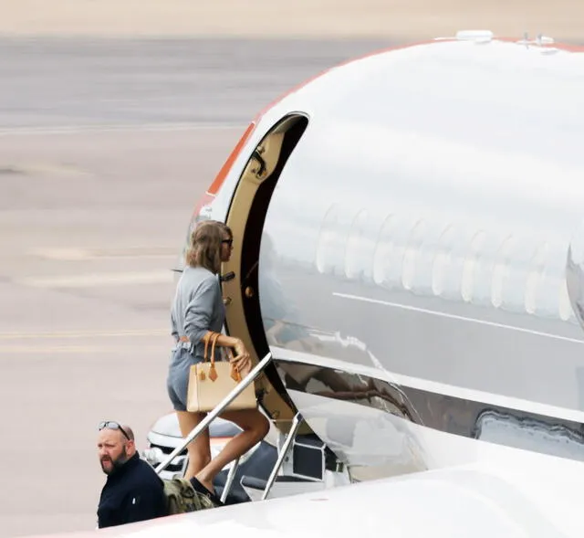 Taylor Swift tomando un vuelo privado en 2015. Foto: Just Jared 