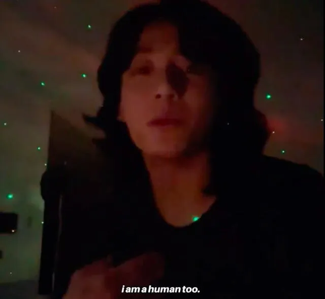 Jungkook durante transmisión en vivo. Weverse Live   