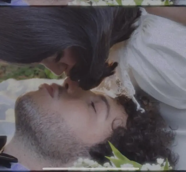 Beso de Selena Gomez y Benny Blanco. Foto: Instagram Beso de Selena Gomez y Benny Blanco. Foto: Instagram