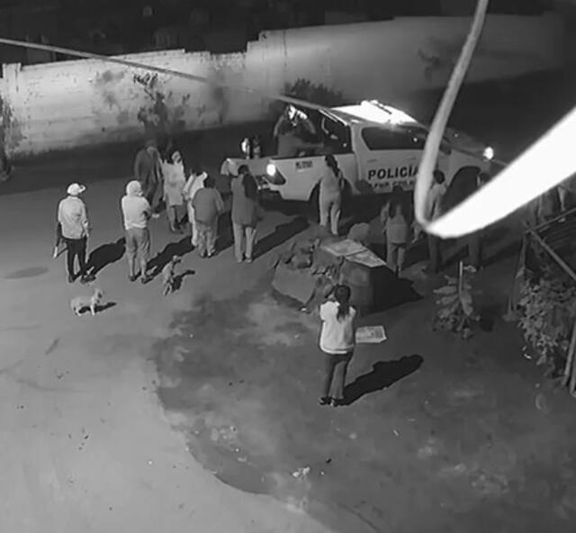 Efectivos policiales apoyan con el traslado del cuerpo. Foto: Cámaras de seguridad   