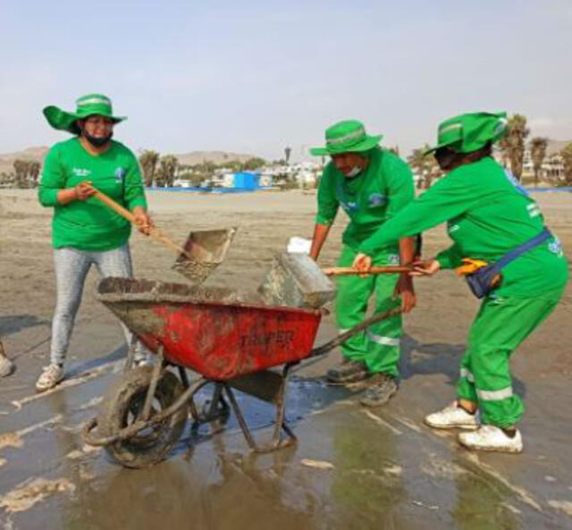 Trabajadores de la Municipalidad de Comas no contaban con los implementos necesarios para realizar las labores de recojo de petróleo. Foto: Municipalidad de Comas