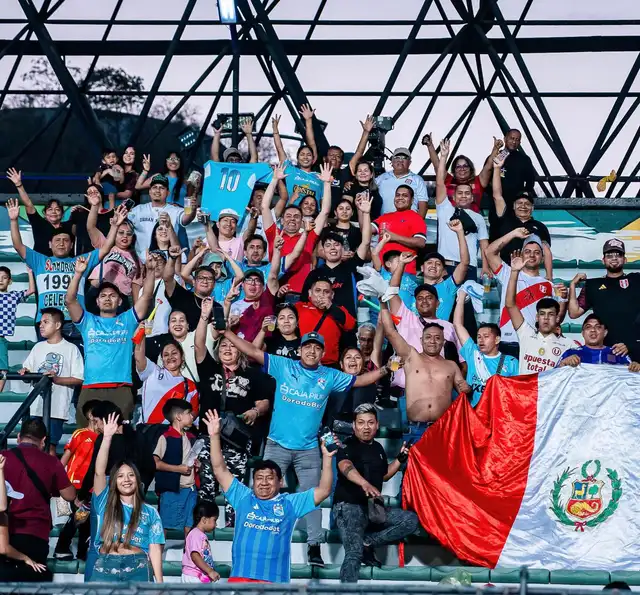 Hinchas de diversos clubes del fútbol peruano alentaron al cuadro rimense. Foto: Sporting Cristal   
