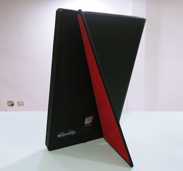 Lenovo ThinkPad X1 Fold inclinado
