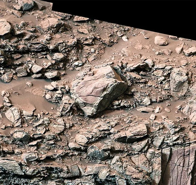  En su travesía por el canal Gediz Vallis en mayo, el rover Curiosity de la NASA se topó con inusuales rocas de color pálido cerca de sus bordes. Foto: NASA<br>    