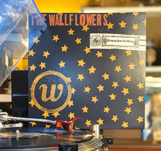 Portada del disco "Bringing Down the Horse" de la banda The Wallflowers.