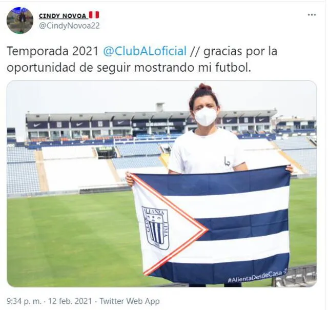 Cindy Novoa posa con la bandera de Alianza Lima.