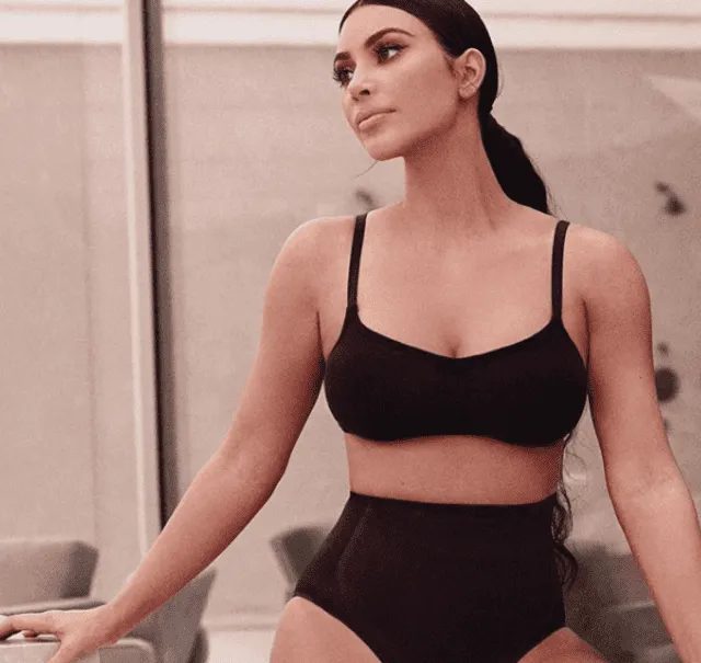 Kim Kardashian suele mostrar una figura impecable en público.