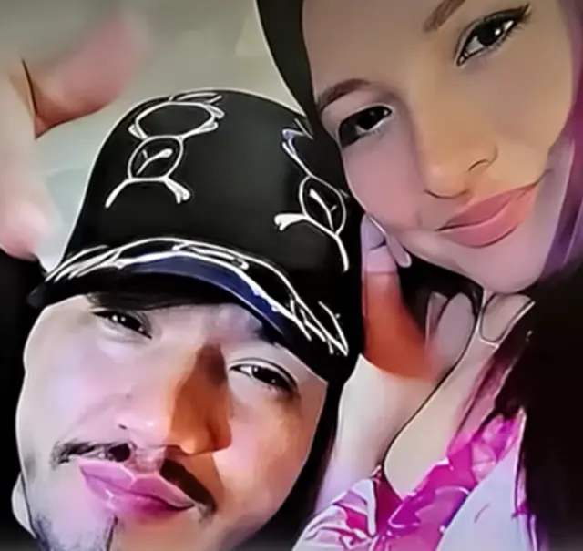 El 'Monstruo' al lado de Grace Bados Neyra, cajera de la organización. Foto: Difusión   