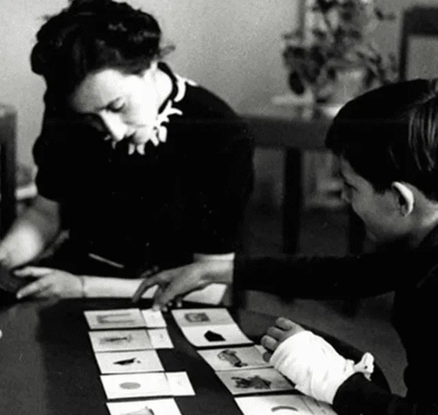 María Montessori logró que niños con problemas de aprendizaje puedan leer, escribir y resolver exámenes