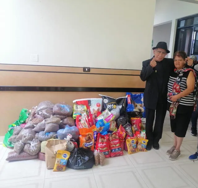Los padres de Arcadia Iglesias Reyes junto con las bolsas de comida para perro que se logró recuadar. Foto: Patitas de Amor/Facebook   