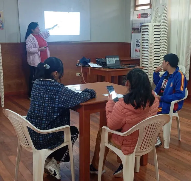 Roxana Abal Nuñez enseña inglés a sus alumnos en Cajatambo Roxana Abal Nuñez enseña inglés a sus alumnos en Cajatambo