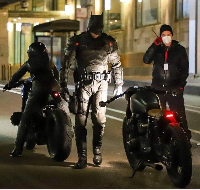 The Batman: doble de riesgo pone a prueba la batmoto. Foto: Warner Bros