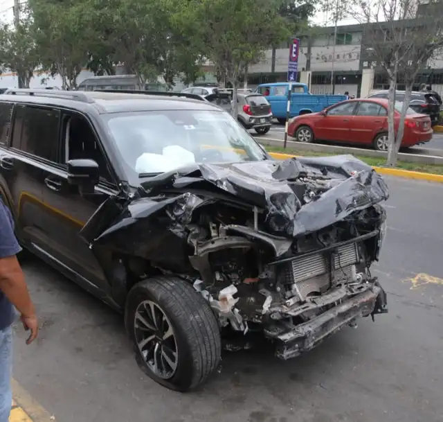 Así quedó el vehículo de Laura Spoya. Foto: Carlos Felix / URPI -LR   