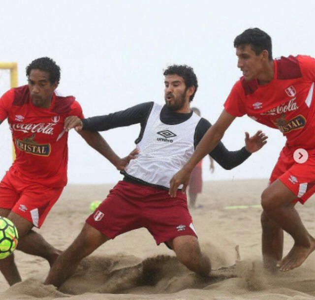 Alex Valera participando con la selección de fútbol playa. Foto: Instagram