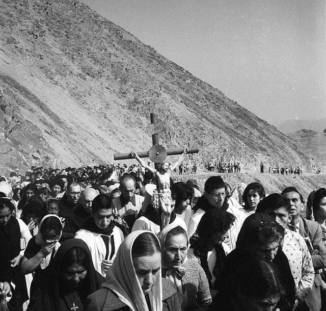 Procesión del Señor de los Milagros a través de la ladera norte del cerro San Cristóbal durante la década de 1960, a metros de la urbanización Caja de Agua. Foto: El Comercio   