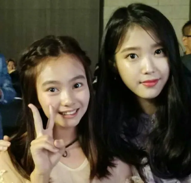 Kal So Won con la actriz y estrella K-pop, Lee Ji Eun, mejor conocida como IU.