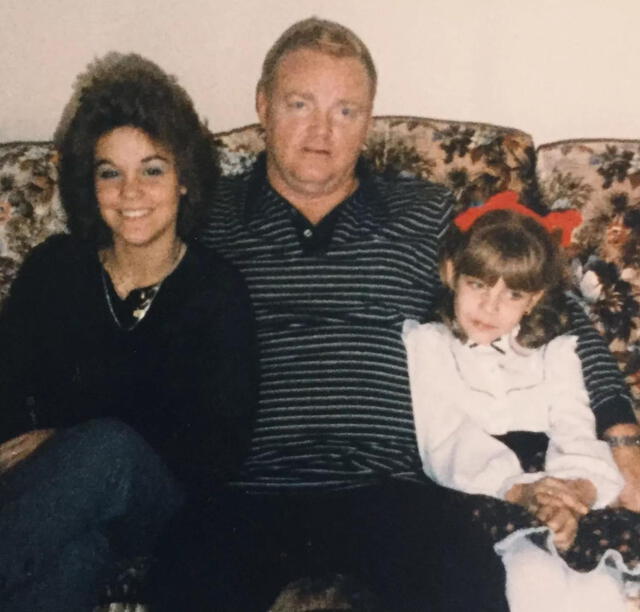 Cheryl Pierson junto con su padre James y su hermana JoAnn. Foto: People   