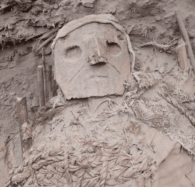 Máscara de madera tallada en tumba funeraria. Foto: Programa de Arqueología PUCP 'Valle de Pachacámac'    