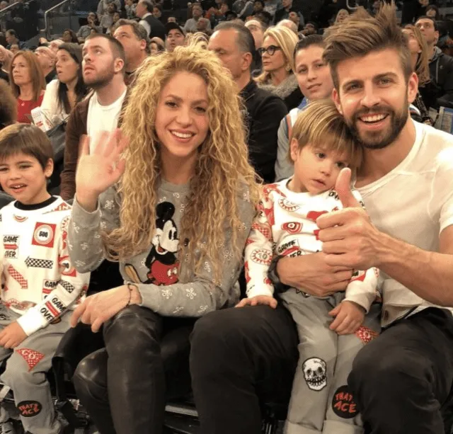 Shakira y Piqué con sus hijos Milan y Sasha.