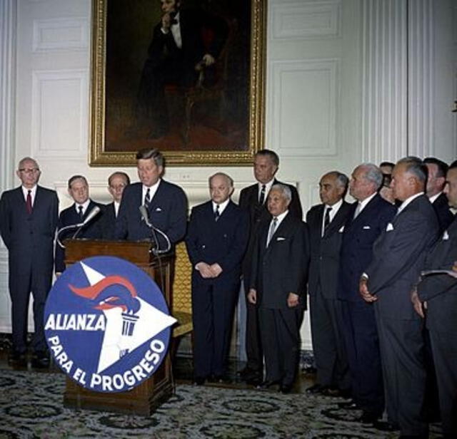  El presidente John F. Kennedy habla en una recepción en honor del Comité de la "Alianza para el Progreso" su primer aniversario. Foto: Wikipedia.   