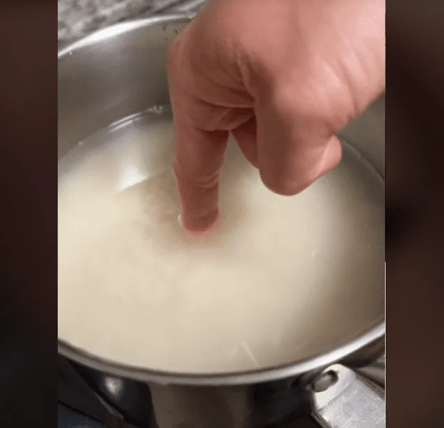 Con el 'truco del dedo' lograrás preparar un arroz delicioso. Foto: captura de TikTok/@chinoylatina   