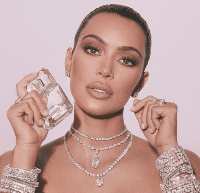 Kim Kardashian y el supuesto anillo que le robaron en París.