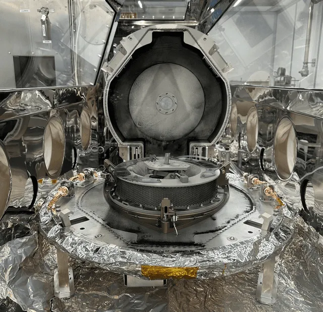  Cápsula de la misión OSIRIS-REx destapada. Foto: NASA   