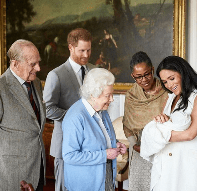 Reina Isabel II mantiene contacto con sus familiares a través de videollamadas.