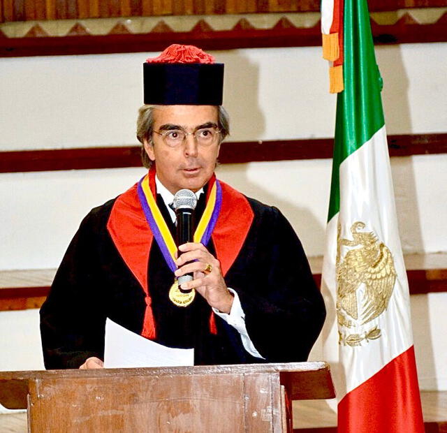 Lorenzo Lazo recibiendo su doctorado. Foto: Instagram