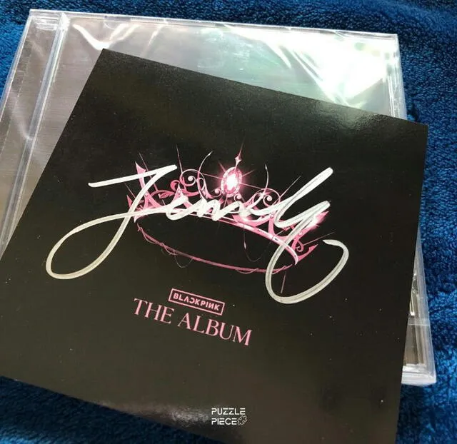 The album de BLACKPINK con la firma de Jennie para Win Metawin. Foto: @pplav74 The album de BLACKPINK con la firma de Jennie para Win Metawin. Foto: @pplav74