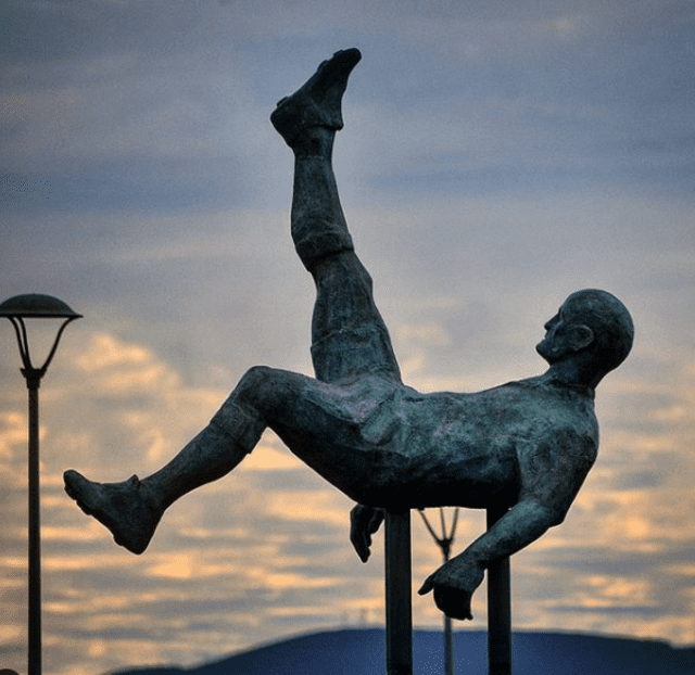 Estatua de Ramón Unzaga realizando la 'chilena'. Foto: Instagram/rameniko1 