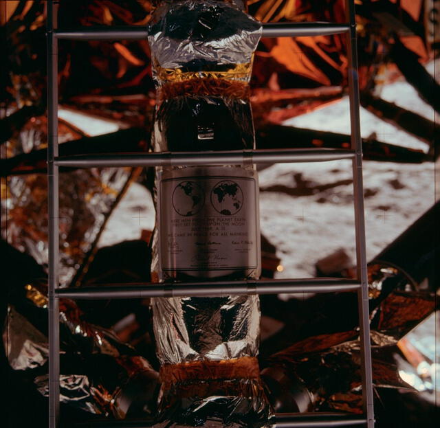 Placa conmemorativa que la tripulación dejó en la superficie lunar. Imagen de la superficie lunar. Caminata de Neil Armstrong en la superficie lunar. (Foto: NASA)