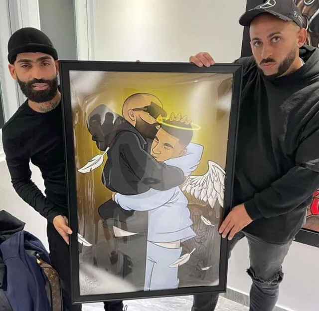 Arcángel recibiendo un dibujo al lado de su hermano fallecido. Foto: Instagram