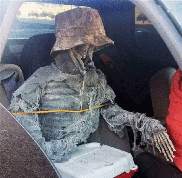 Lleva en el asiento del copiloto a un esqueleto falso para no ser multado