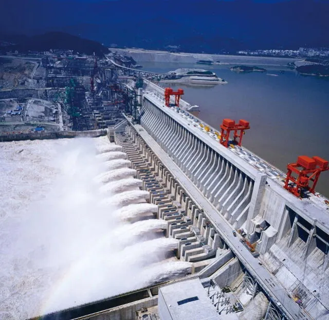  La presa de las Tres Gargantas es la central eléctrica más grande del mundo y atraviesa el río Yangtze en la ciudad de Sandouping, en el distrito de Yiling, Yichang, provincia de Hubei, China. Foto: Youfasteelpipe    