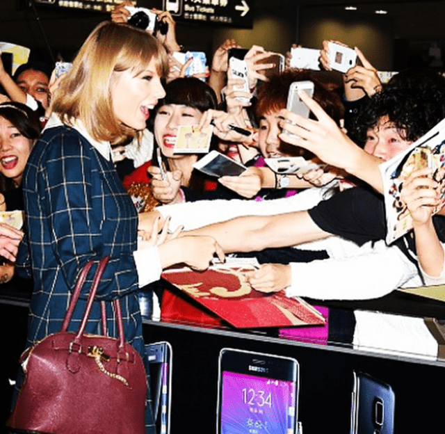 Taylor Swift acercándose a sus fans.