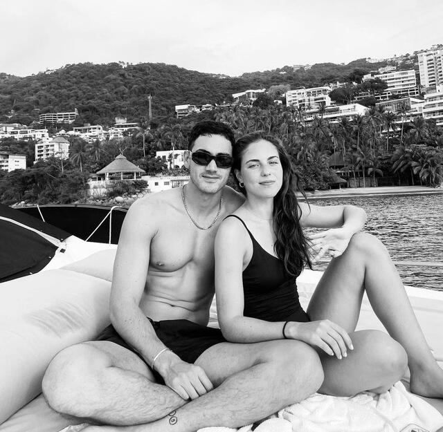 Alejandro Speitzer publica foto cariñosa con chica
