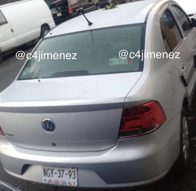 Auto abandonado tras el ataque a balas que recibió Christian Sánchez. Foto: Carlos Jiménez