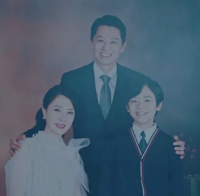 Retrato de la familia de Kang Shin Jae (Kim Kyung Nam) en la República de Corea. The King Eternal Monarch.