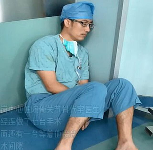 El doctor Dai Yu completamente dormido en medio de la sala de operación. Foto: Difusión
