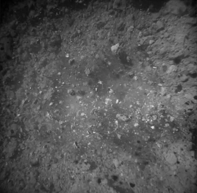 Momento del despegue de la sonda. Se puede observar cómo las piedras se elevan del suelo. Foto: Twitter/haya2e_jaxa. Momento del despegue de la sonda. Se puede observar cómo las piedras se elevan del suelo. Foto: Twitter/haya2e_jaxa.