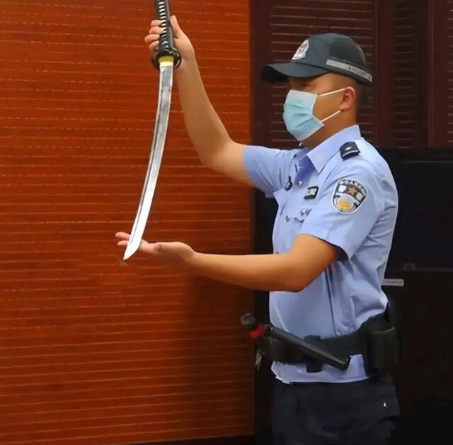  La Policia mostrando la katana que el hombre usó para matar a su hijo de 13 años. Foto: HK01   