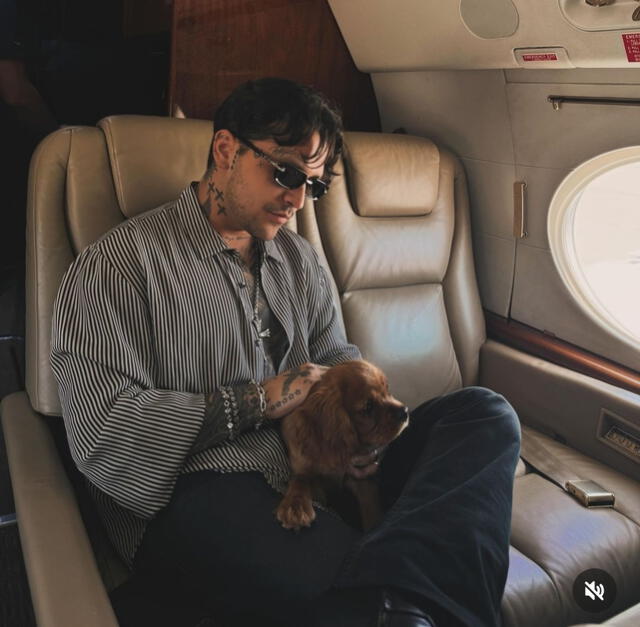 Christian Nodal presento a su nueva cachorra Chichí en medio de su gira por Europa. Foto: Instagram nodal   