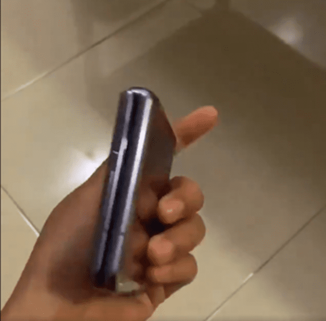 Sistema plegable del Galaxy Z Flip que deja un pequeño hueco entre las dos partes del teléfono.