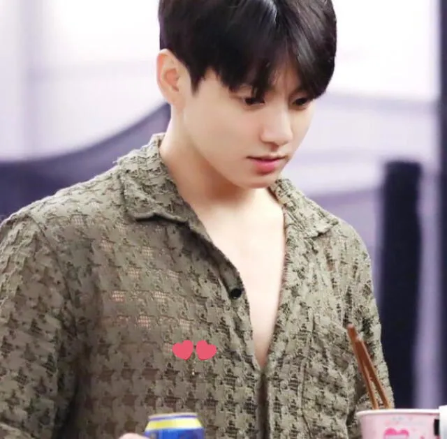 Nuevo piercing de Jungkook. Foto: Naver