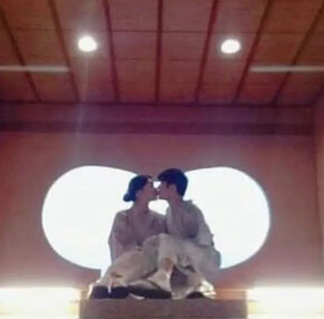 Kim Kyu Jong y su novia utilizando una yukata, una vestimenta tradicional utilizada en los baños termales de Japón.