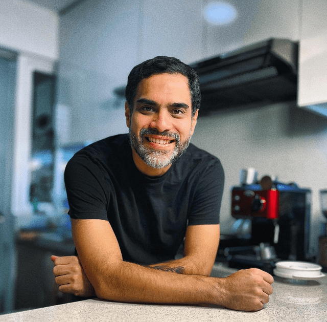 Héctor Lizárraga es el chef detrás de los platos que se eleaboran en 'El gran chef famosos'. Foto: Instagram/@kOcinas   