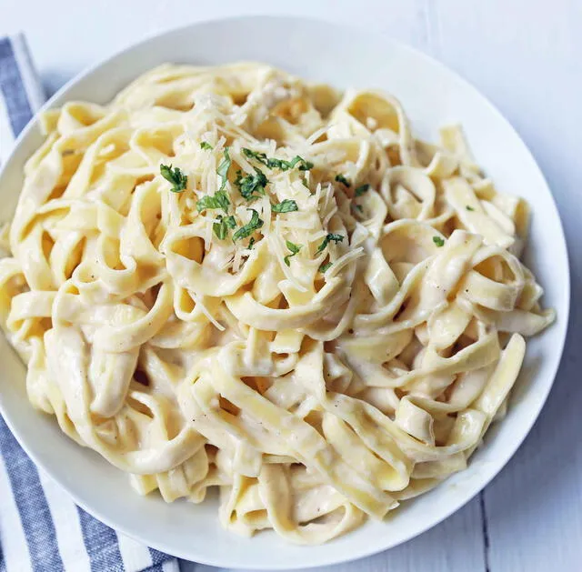  Tagliatelle con salsa a lo alfredo, receta destacada por Taste Atlas. Foto: Modern Honey   