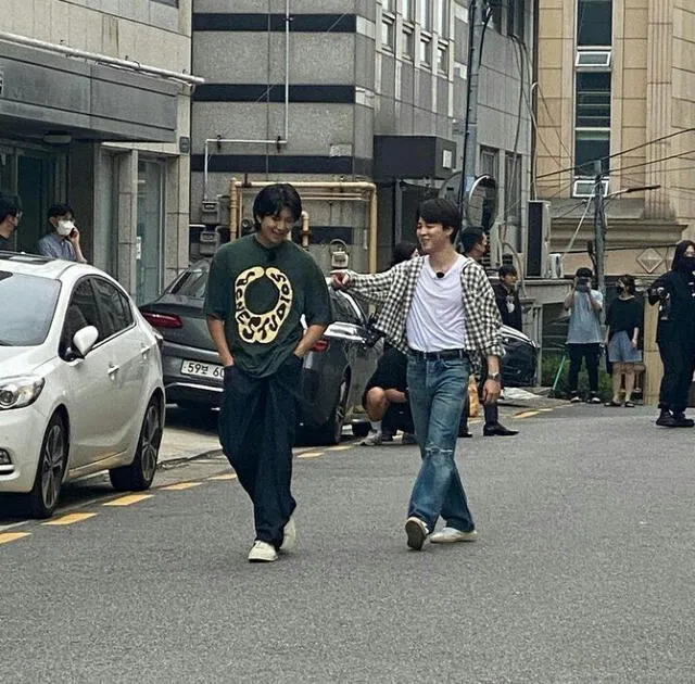 BTS es visto filmando cerca a su antiguo dorm. Foto: Twitter