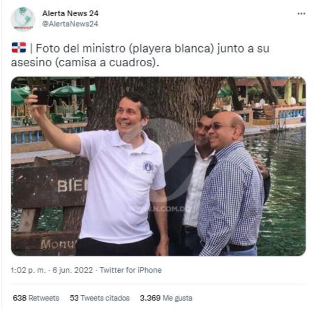 Ministro Orlando Jorge Mera se toma una fotografía junto al presunto asesino. Foto: captura Twitter